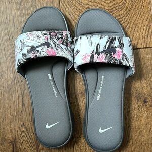 Nike slides, never worn! Women’s size 9